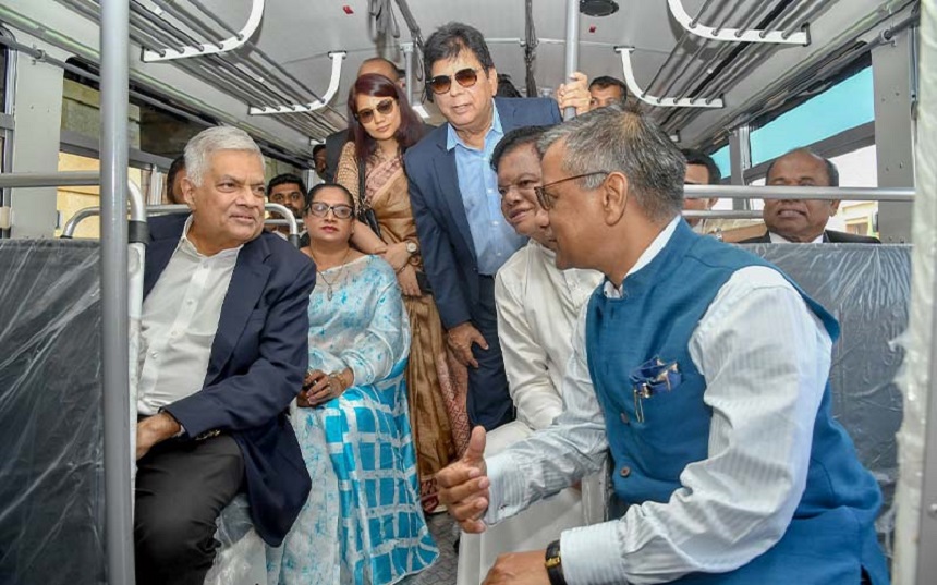 இலங்கையின் கிராமப்புறங்களில் பொதுப் போக்குவரத்து சேவைக்காக இந்தியா வழங்கிய பஸ் வண்டிகள்