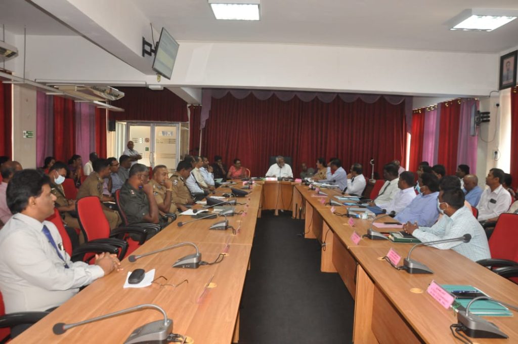 அரசாங்க அதிகாரிகள் சமூகச் சிந்தனையோடு செயற்பட வேண்டும் – கிளிநொச்சியில் அமைச்சர் டக்ளஸ் வேண்டுகோள்