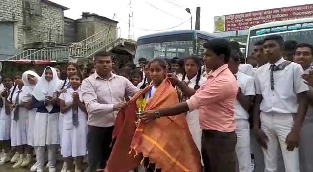 நாவலப்பிட்டி நகரில் இருந்து பொகவந்தவை வரை நடை பயணம் மேற்கொண்ட சிறுமி!
