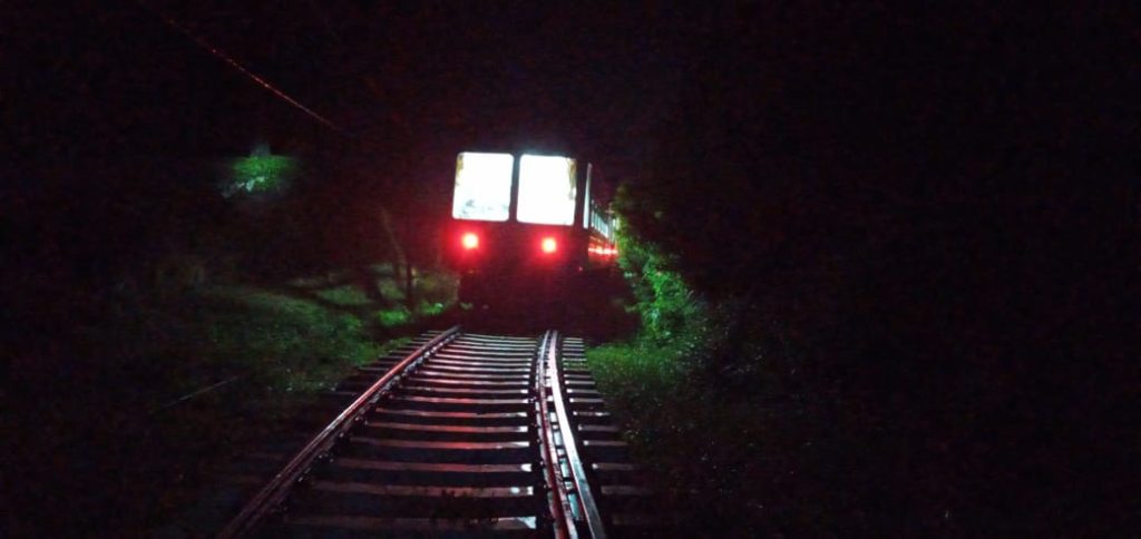 தொடரூந்து பாதையில் மரமொன்று முறிந்து விழுந்தமையினால் தொடரூந்து போக்குவரத்து தாமதம்.