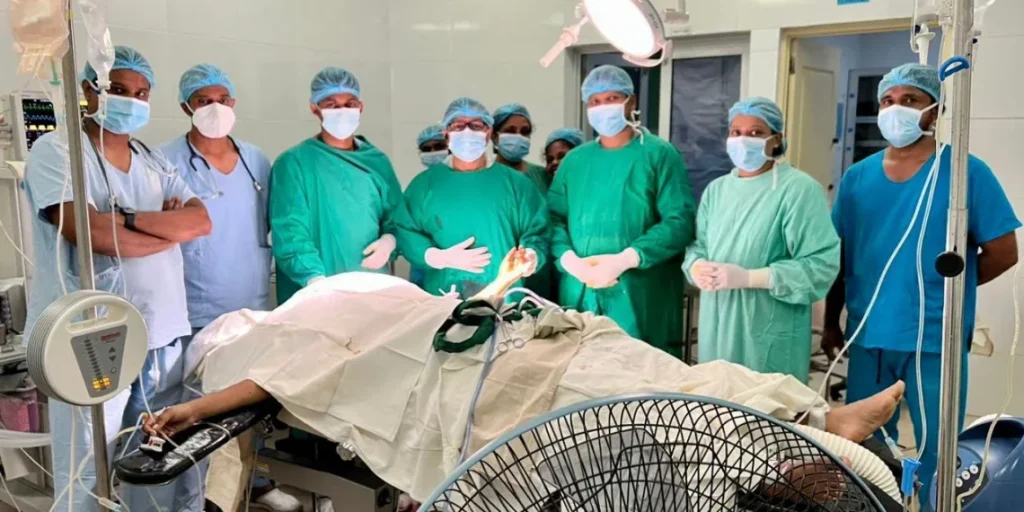 துண்டான கையை சத்திர சிகிச்சை மூலம் வெற்றிகரமாக பொருத்திய கேகாலை வைத்தியசாலை மருத்துவர்கள்.