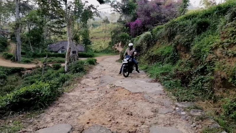 பல வருடங்களாக குன்றும் குழியுமாக காணப்படும் வீதி – மக்கள் விசனம்