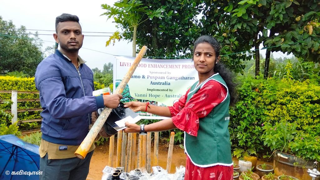 வன்னி ஹோப் நிறுவனத்தினால் விதைகள் மற்றும் விவசாய உபகரணங்கள் வழங்கி வைப்பு.