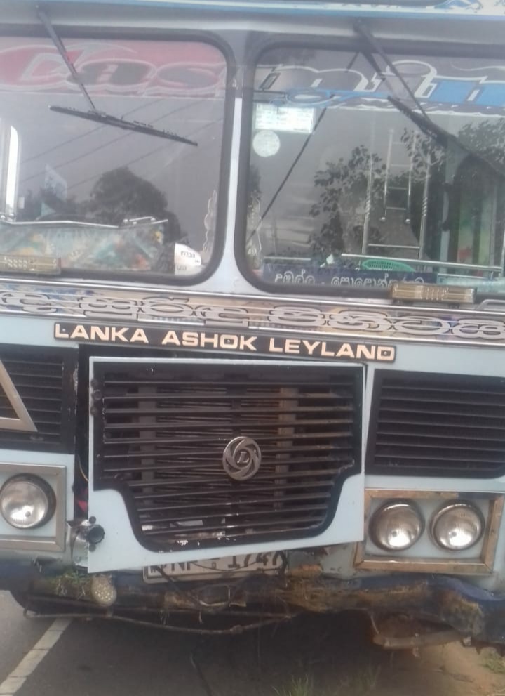 வலப்பனை மகாஊவா வளைவில் நேற்றிரவு மற்றுமொரு பஸ் விபத்து.