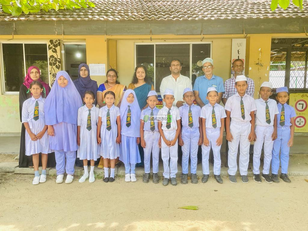 ஏறாவூர் மட்/மம/ ஐயங்கேணி அப்துல் காதர் வித்தியால மாணவர்களுக்கு கழுத்துப்பட்டி (டை) வழங்கி வைக்கப்பட்டது.