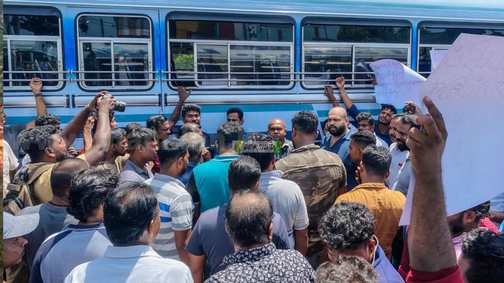 அனுமதிப் பத்திரமின்றி இயங்கும் பஸ்களுக்கெதிராக போராட்டத்தில் இறங்கிய சாணக்கியன்; தாக்குவதற்கு முயற்சித்த குழுவினர்.