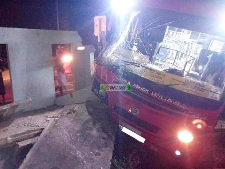 யாழ். மீசாலை – புத்தூர் சந்திப் பகுதியில் பேருந்து விபத்து; ஒருவர் படுகாயம்!