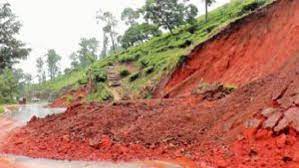 பலாங்கொடை வேலிஓயா வீதியில் மண் சரிவு போக்குவரத்து முற்றாக தடை.