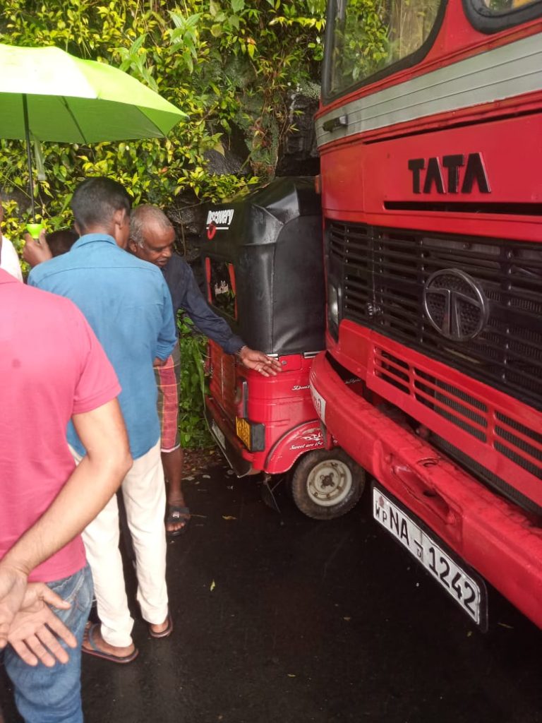 தலவாக்கலையிலிருந்து பூண்டுலோயாவை நோக்கி பயணித்த பேரூந்து விபத்து.
