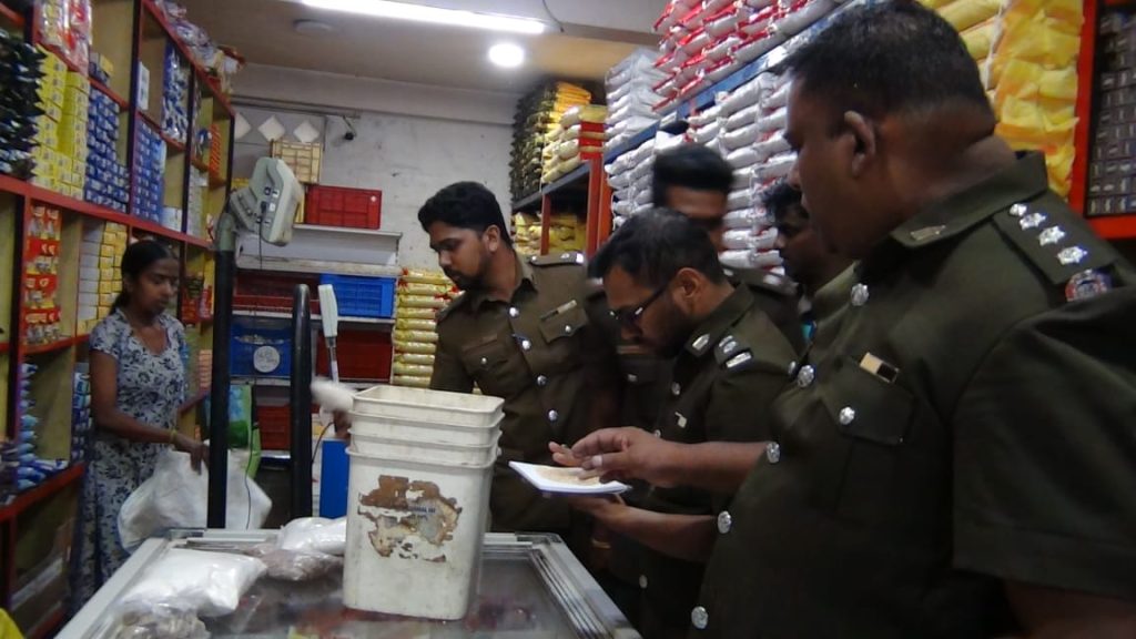 பொது சுகாதார அதிகாரிகள் இன்று மஸ்கெலியா நகரில் சுற்றி வளைத்து சோதனை.