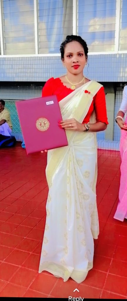 கற்பித்தலில் தேசிய டிப்ளோமாவை பெற்ற எட்டியாந்தோட்டை கே/ தெஹி /பாரதி தமிழ் வித்தியாலயத்தைச் சேர்ந்த S.சர்மிளா