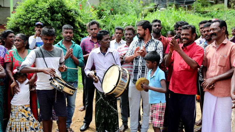 வரவு செலவு திட்டம் – மலையக பெருந்தோட்ட பகுதிகளில் பட்டாசு கொளுத்தி தமது மகிழ்ச்சியை மக்கள் வெளிப்படுத்தினர்
