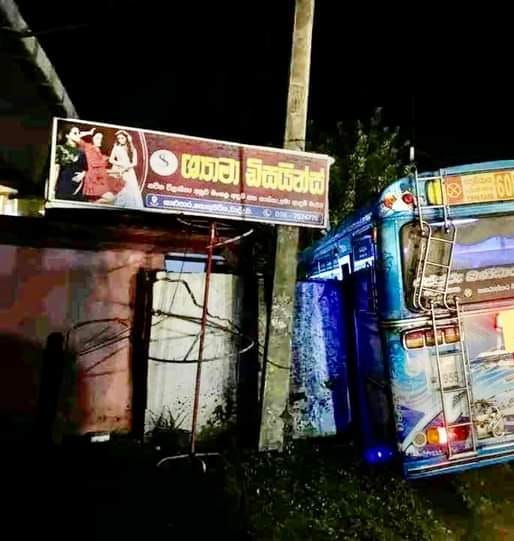தெனியாய கொழும்பு தனியார் பேருந்து விபத்து