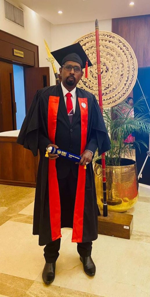 சிறப்பு பொது மேலாண்மை பட்டம் பெற்ற மலையக அலுவலக ஊழியரான சிவனு சத்தியமூர்த்தி.