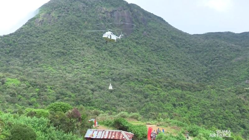 சிவனொளிபாதமலைக்கு ஹெலிகொப்டர் உதவியுடன் சுத்தமான குடிநீர் விநியோகத்திட்டம்