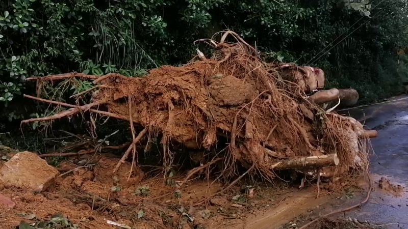 மண்சரிவால் – பாடசாலை மாணவர்கள் உட்பட பயணிகள் பாதிப்பு