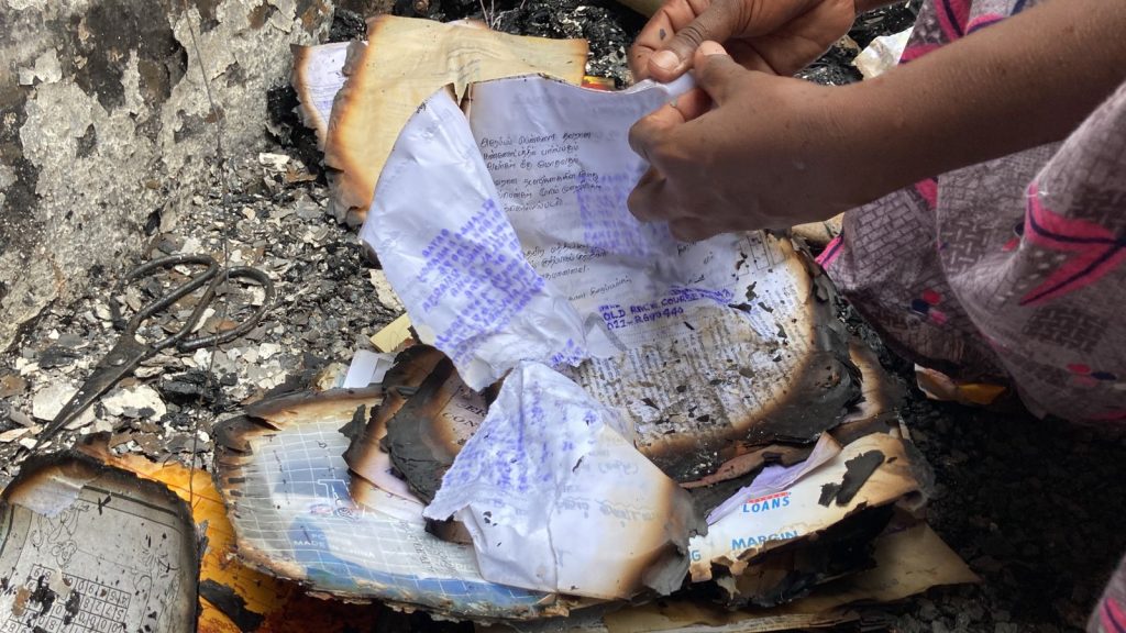 அவிசாவளை – பென்ரீத் தோட்டம் பகுதியிலுள்ள தோட்ட குடியிருப்பொன்றில் பரவிய தீயினால் 8 லயின் அறைகள் தீக்கிரை