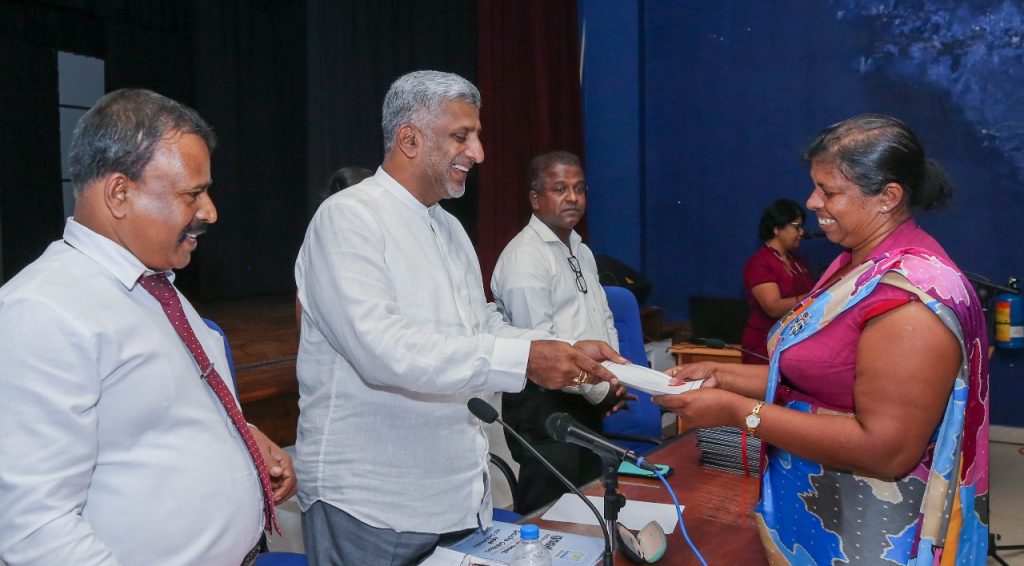 கோவிட் தொற்று மற்றும் பொருளாதார நெருக்கடி காரணமாக இதுவரை ஒப்பந்ததாரர்களுக்கு வழங்கப்படாத 1989.75 மில்லியன் ரூபா இந்த வருட இறுதிக்குள் வழங்கப்படவுள்ளது…