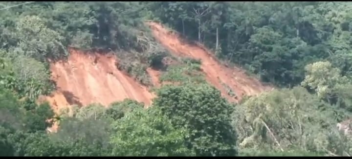 5 வீடுகளைக்கொண்ட லயன் குடியிருப்பொன்று முழுமையாக மண்ணுக்குள்