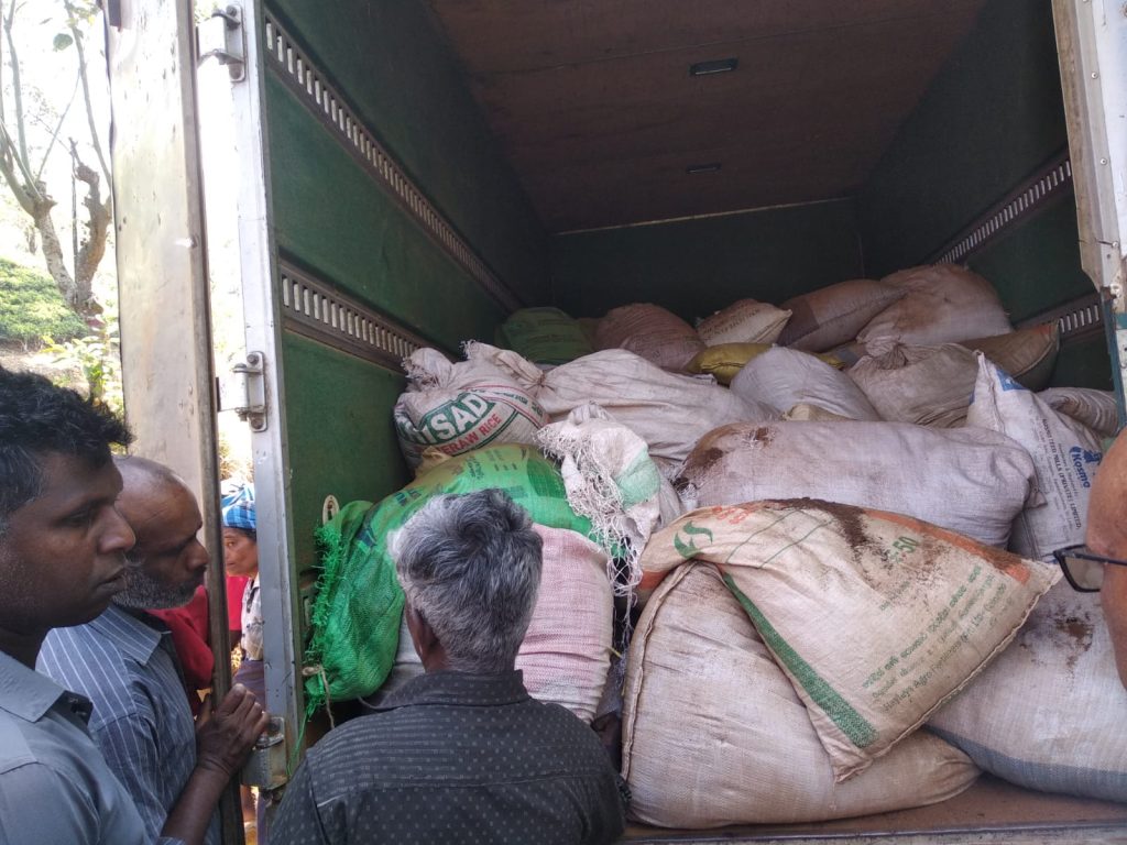 தலவாக்கலை சென் கிளாயர் ஸ்டேர்லின் தோட்டத்தில் 2400 கிலோ எடையுடன் தேயிலை தூள் மூடைகள் லொறியுடன் தோட்ட மக்கள் முற்றுகை!