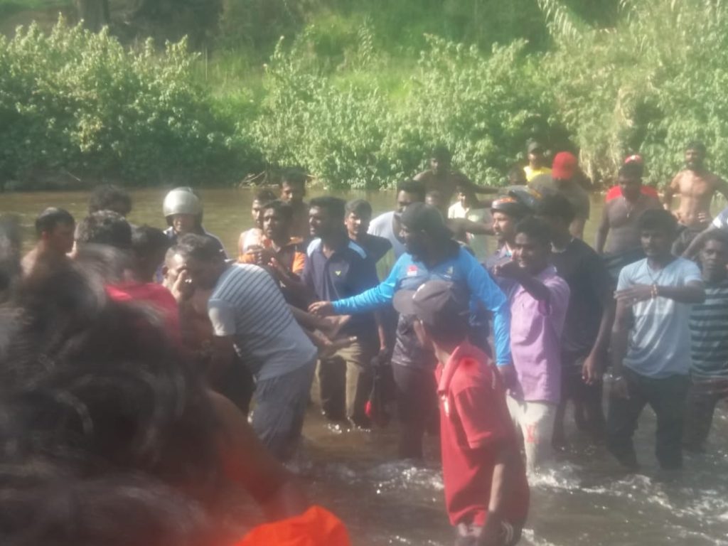 லிந்துலை – நாகசேனை ஆற்றில் நீராட சென்ற 15 வயதுடைய பாடசாலை மாணவன் நீரில் மூழ்கி பலி!