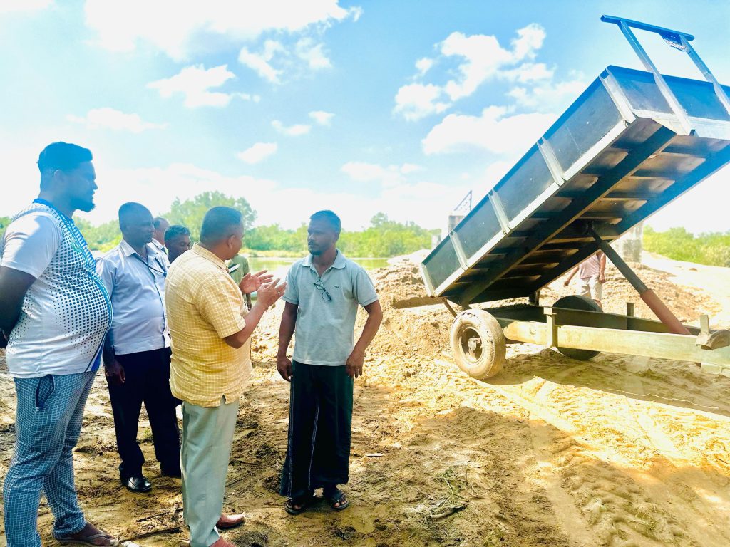 பூவரசந்தீவு வடசல் பால இறுதிக்கட்ட நிர்மாணப்பணிகளை பார்வையிட்டார் எம்.எஸ் தௌபீக் எம்பி…!