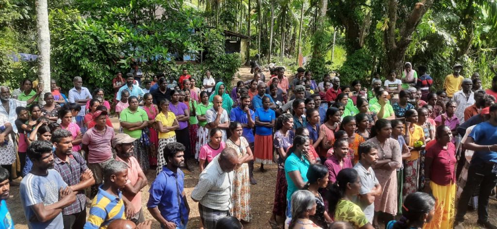 தமது பாடசாலை காணியை பெற்று தருமாறு வீதியில் இறங்கிய நிவிதிகல பிரதேச மக்கள் .