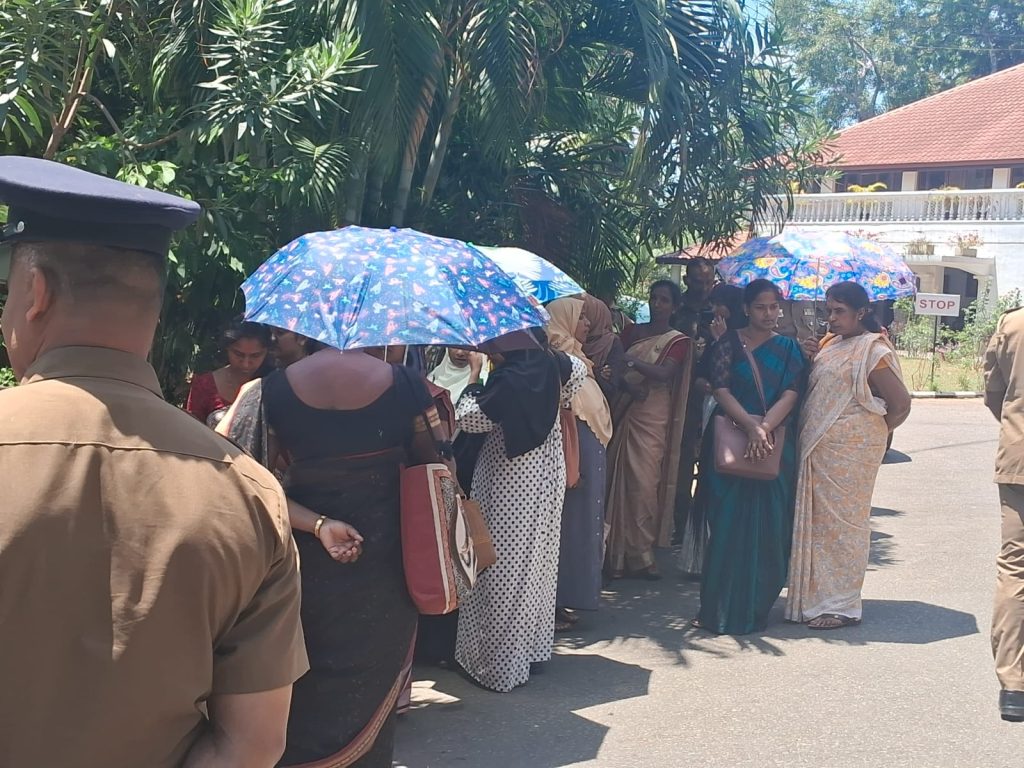 கண்டியில்-உதவி ஆசிரியர்கள் நியமனத்தை உறுதி செய்யுமாறு கூறி போராட்டம்