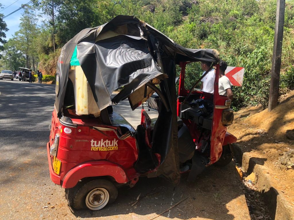 நுவரெலியாவில் வேன் – முச்சக்கர வண்டி நேருக்கு நேர் மோதியதில் – வெளி நாட்டு பிரஜைகள் காயம்