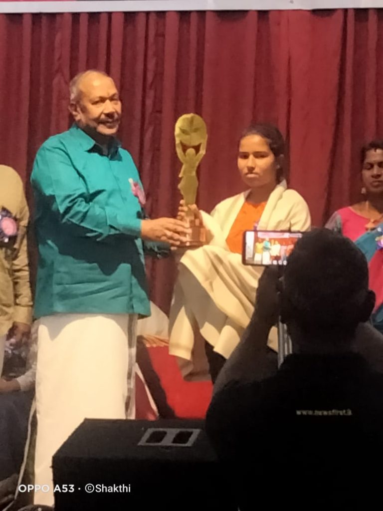 ராகலை-மகளிர் தின விழாவில் தேசிய கராத்தே போட்டியில் வெற்றி பெற்ற மாணவிக்கு விருது