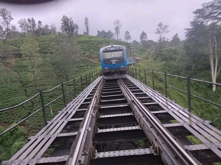 தலவாக்கலை – வட்டகொட புகையிரத நிலையங்களுக்கிடையில் தடம் புரண்ட ரயில்