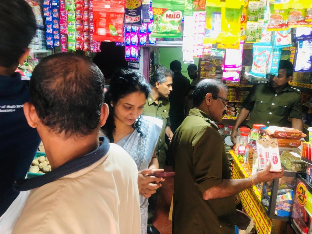 நுவரெலியா ,லிந்துலை பிரதேச உணவகங்கள் ,மருதகங்கள் மற்றும் உணவுகளை கையாளும் கடைகள் சுகாதார வைத்திய அதிகாரிகளால் பரிசோதனை