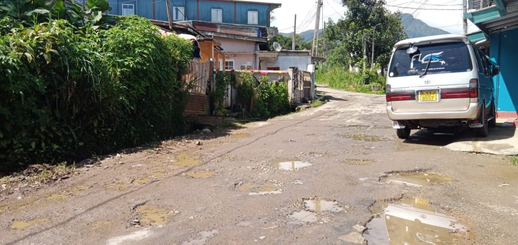 மஸ்கெலியா நகரில் உள்ள ஆலய வீதி பாரிய குன்றும் குழியுமாக காணப்படுவதாக மக்கள் கவலை