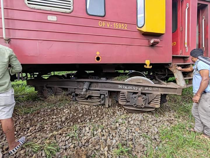 வட்டகொடை -தலவாக்கலை நிலையங்களுக்கு இடையில் தடம் புரண்ட புகையிரதம்