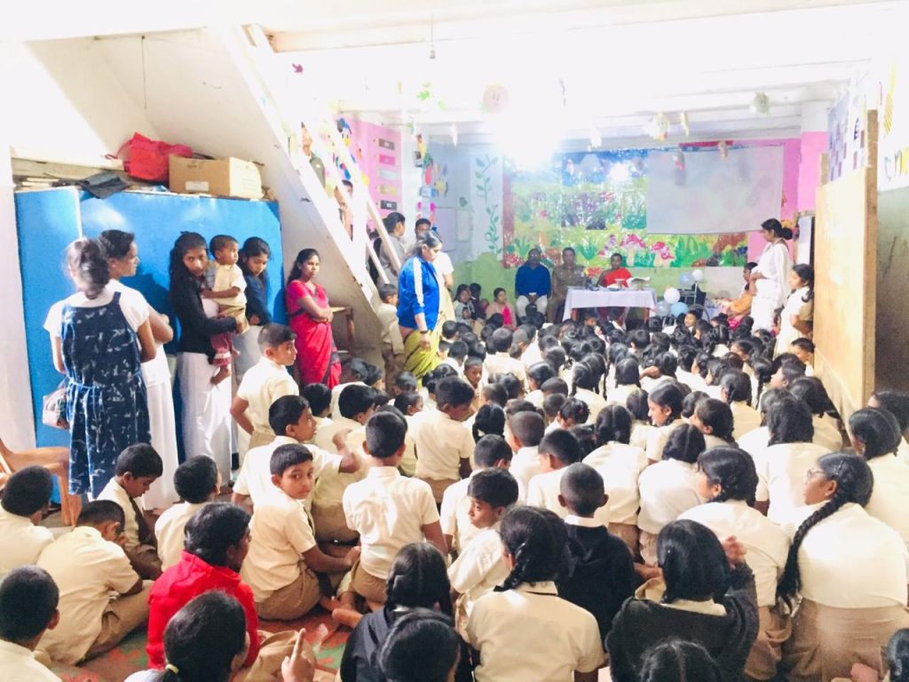 ஹோல்புரூக் கெப்ரிகோன் சர்வதேச பாடசாலை மூலம் விசேட தேவையுள்ள சிறுமிக்கு சக்கர நாற்காலி