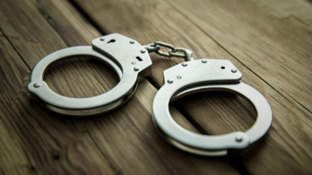 கேகலை, புலத்கொஹுபிடிய பகுதியில் பெண்ணொருவரின் தங்கச் சங்கிலியைப் பறித்துக்கொண்டுதப்பி செல்ல முயன்ற இருவர் கைது