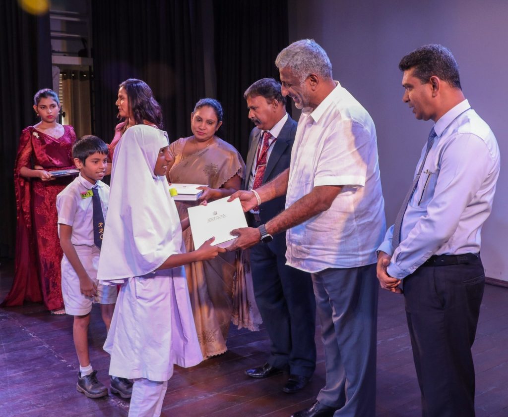 நாட்டிலுள்ள 10,126 பாடசாலைகளில் 100,000 பாடசாலை மாணவர்களுக்கு ஜனாதிபதியின் புலமைப்பரிசில் நிதியிலிருந்து புலமைப்பரிசில்கள்