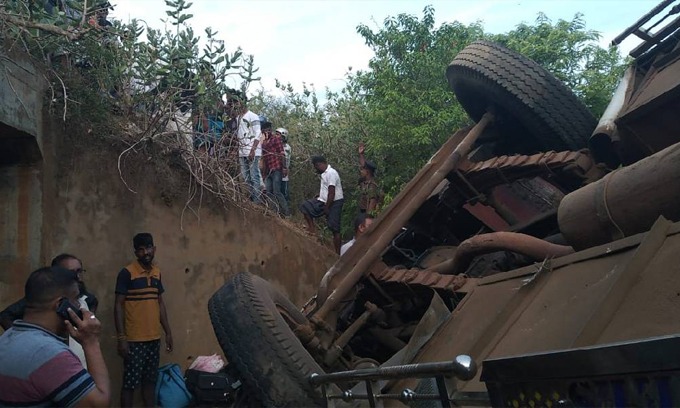 யாழ்பாணத்திலிருந்து கதிர்காமம் நோக்கிப் பயணித்த தனியார் பஸ் விபத்து