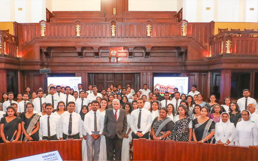 இலங்கை திறந்த பல்கலைக்கழகத்தின் சட்ட த்துறை மாணவர்கள் குழு ஜனாதிபதியை சந்தித்தது