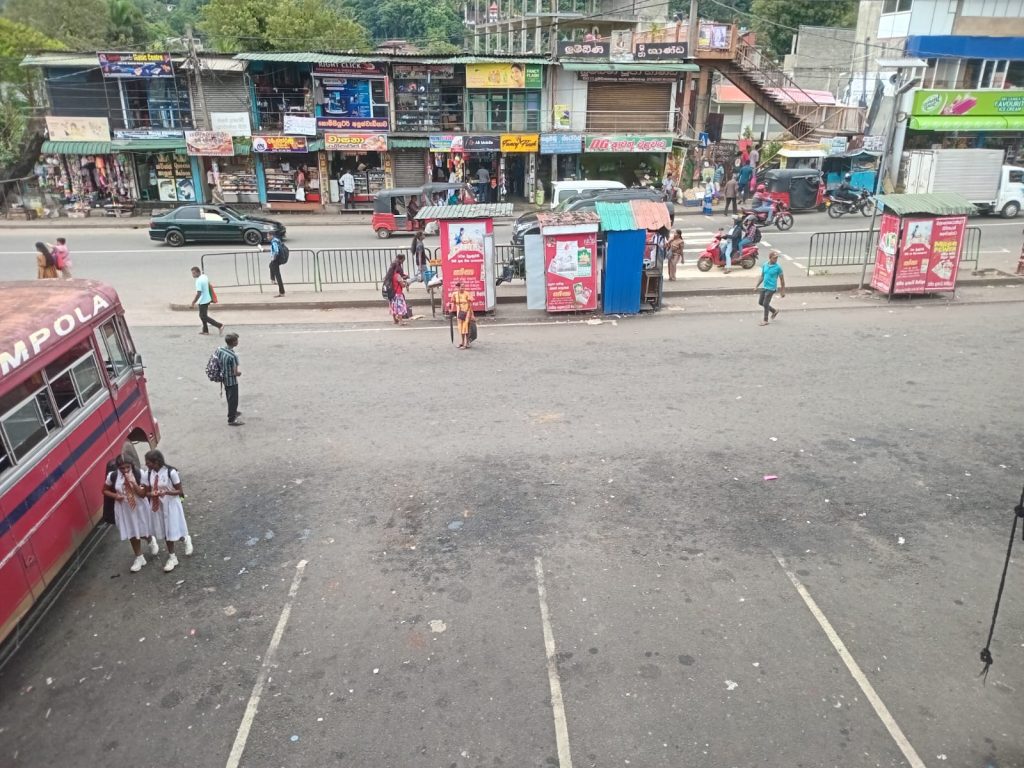 பூசை பொருட்கள் விற்பனை செய்யும் கடையில் வெளிநாட்டு சிகரெட்டுகள்