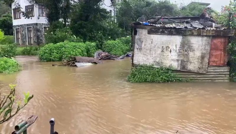 நுவரெலியா மாவட்டம் – இடைவிடாது பெய்து வரும் பலத்த மழையினால் மக்களின் இயல்பு வாழ்க்கை பாதிப்பு