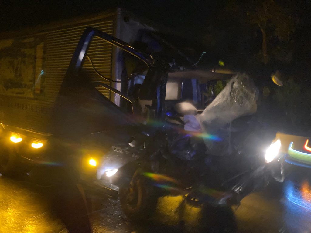 நானுஓயாவில் லொறி – வேன் மோதி விபத்து 20 பேர் காயம்.