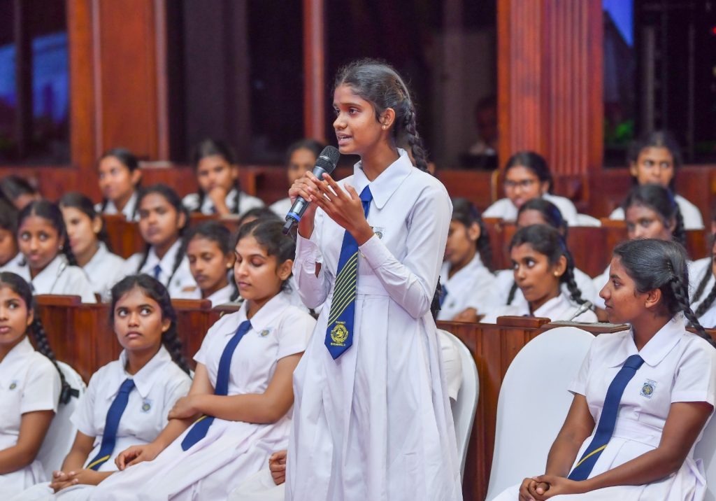 ஜனாதிபதி அலுவலகத்தை பார்வையிட்ட மாணவிகள்