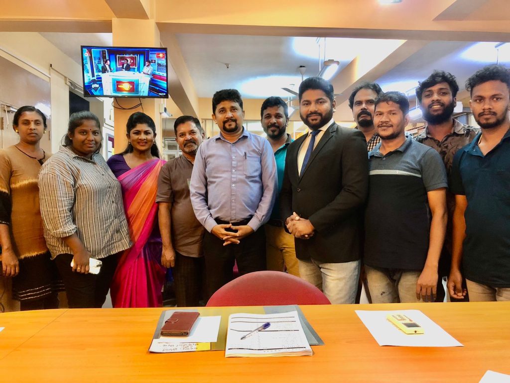 சிறந்த தமிழ் செய்தி வாசிப்பாளருக்கான விருதினை பெற்ற ஜெயமனுக்கு இலங்கை ரூபவாஹினி கூட்டுத்தாபனத்தின் தமிழ் செய்தி பிரிவின் பணிப்பாளர் சி .பி எம் .ஷியாம் வாழ்த்து