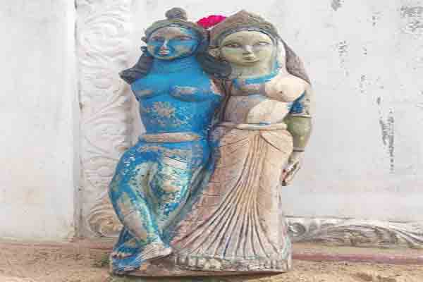 கரையொதுங்கிய நிலையில் கண்ணன் ராதை சிலை