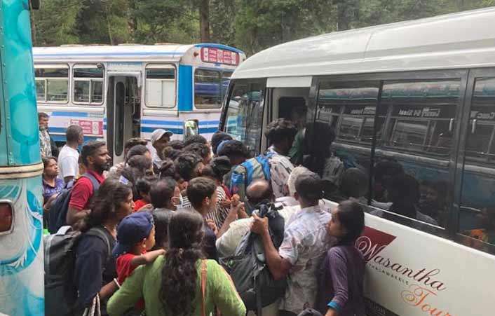 நுவரெலியா பேருந்து நிலையத்தில் அவதியுற்ற பயணிகள்