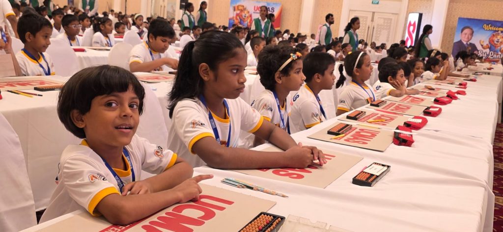 வரலாற்றில் முதல் முறையாக அபாகஸ் மனக் கணித முறையில் 2510 மாணவர்கள் இணைந்து 8 நிமிடங்களில் 554,500 கணக்குகளுக்கு விடையெழுதி சோழன் உலக சாதனை