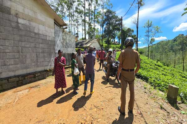 கொட்டகலையில் குளவி கொட்டுக்கு இலக்கான தொழிலாளிக்கு அம்புலன்ஸ் வண்டி வழங்காத தோட்ட நிர்வாகத்திற்கு எதிராக வேலை நிறுத்தம்