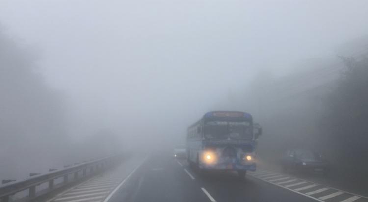 நுவரெலியாவில் அடர் பனிமூட்டம் – அருகில் வரும் வாகனங்கள்கூட தெரியாத அளவுக்கு கடும் பனிமூட்டம்.