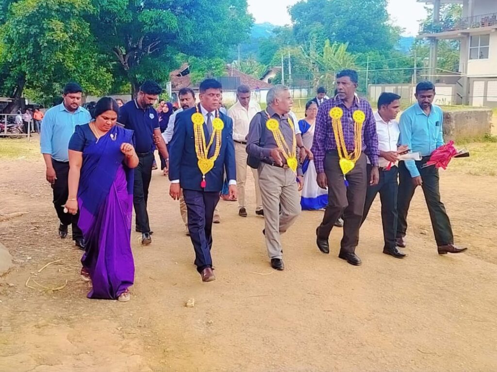 பதுளை சரஸ்வதி தேசிய கல்லூரியில் இயங்கும் சுற்றாடல் கழகத்தின் படையணி மாணவர்களுக்கு சின்னம் சூட்டும் நிகழ்வு